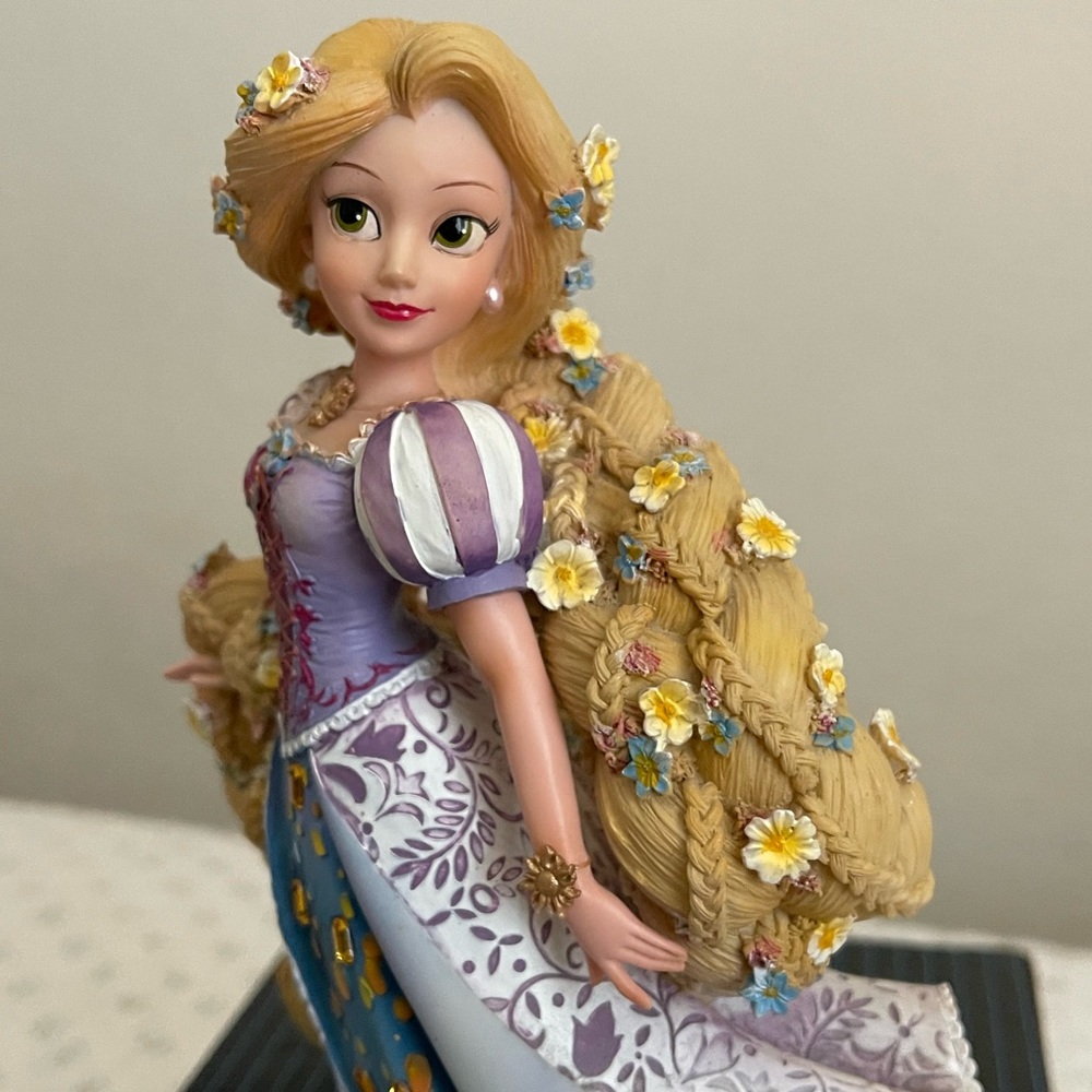 Enesco Disney Showcase Rapunzel Figurine, 8" Couture de Force - Picture 2 of 9